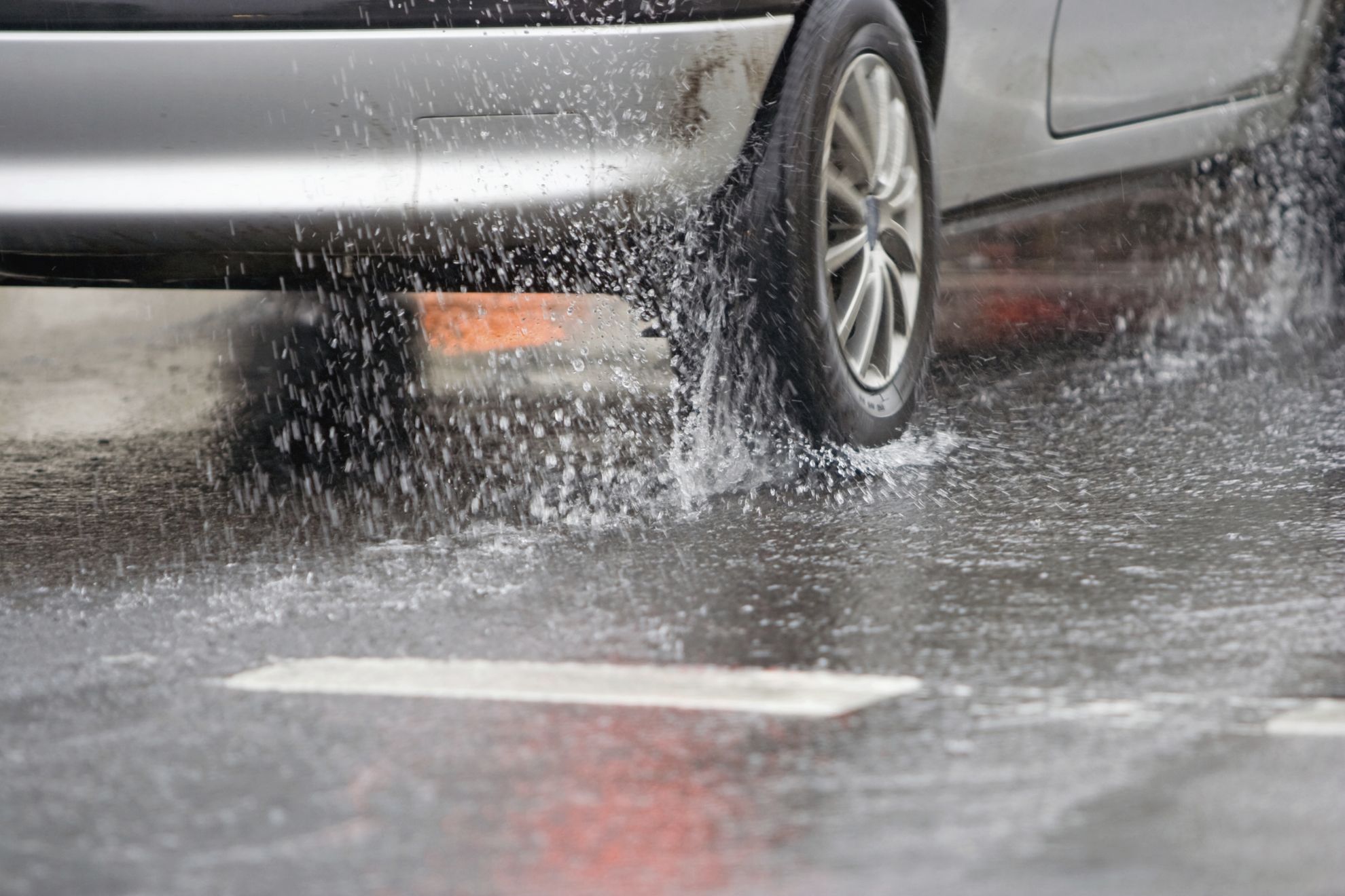 ¿Qué es el hidroplaneo o aquaplaning? – Autoescuela | El Club Del Manejo